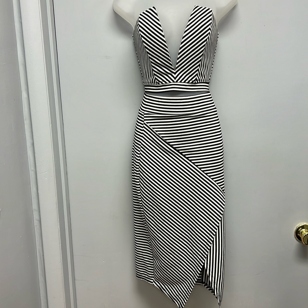 NWT Akira Chicago Red Label ‘ A NIGHT AWAY’ 2 Piece Crop Top and Skirt S/M